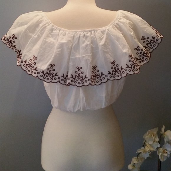 Zaful white embroidered ruffle crop top EUC - Picture 3 of 4